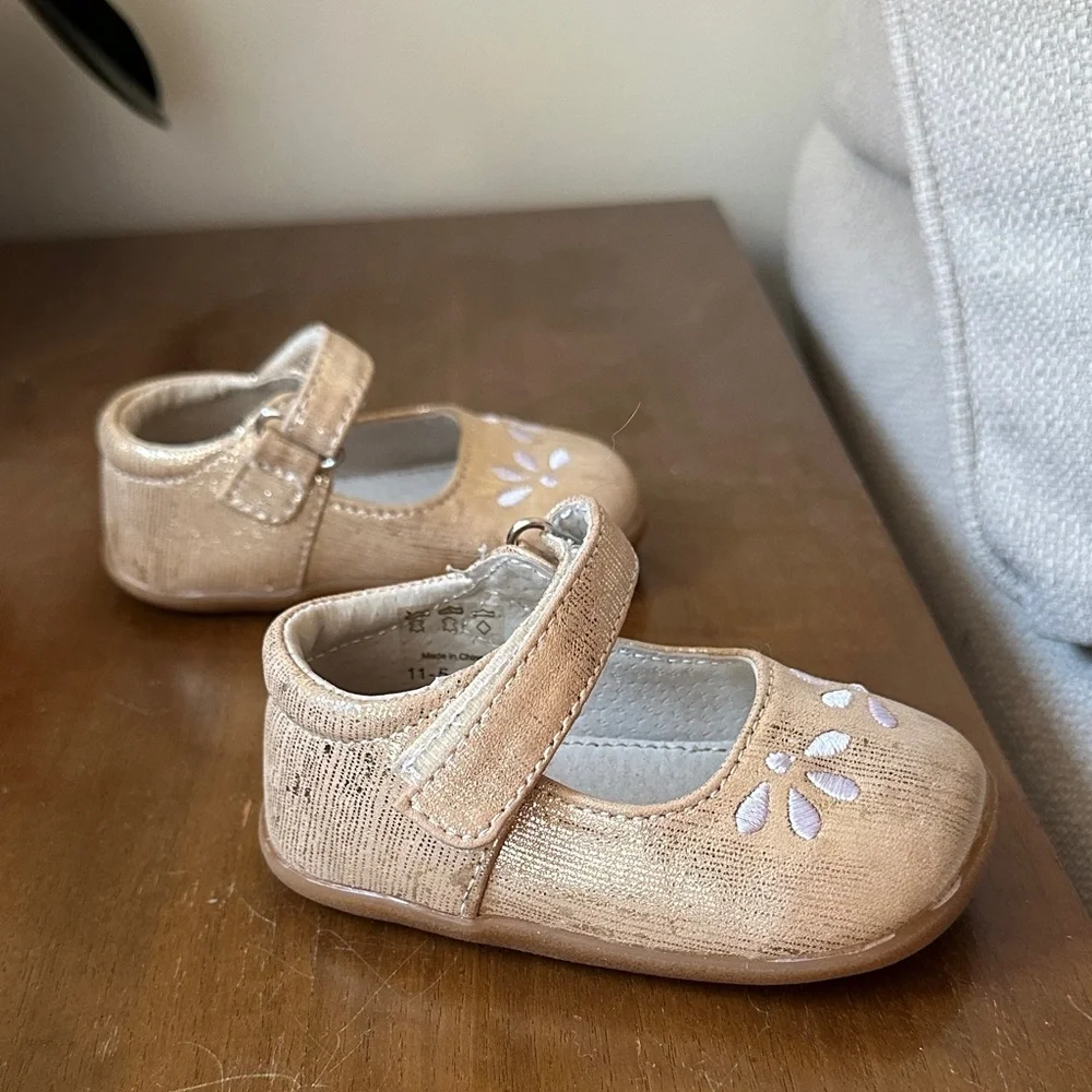 See kai run Girls' Sparkle Mary Jane Shoes in Champagne size 4